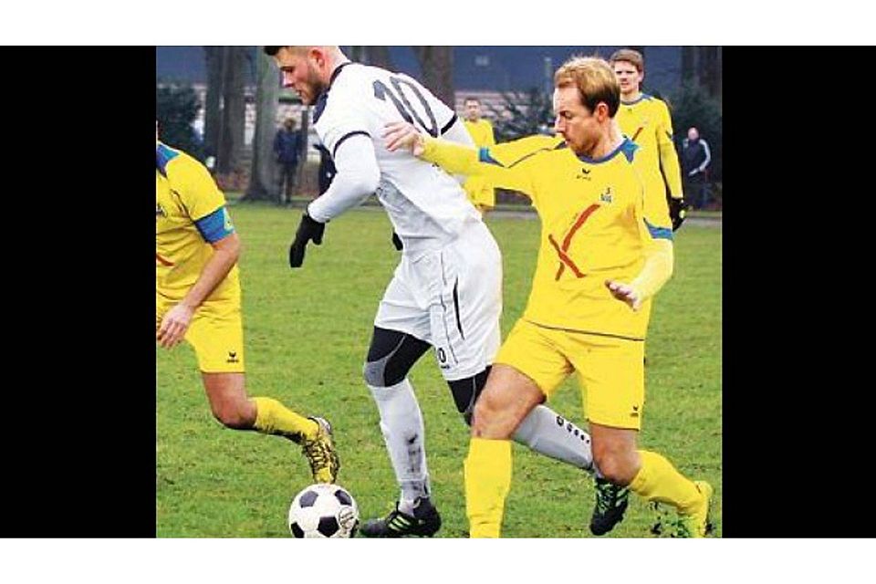 Abgedrängt: Die Fußballer des TSV Ganderkesee (weißes Trikot) kassierten bei Atlas Delmenhorst II am Sonntag eine 0:1-Niederlage. Günther Richter