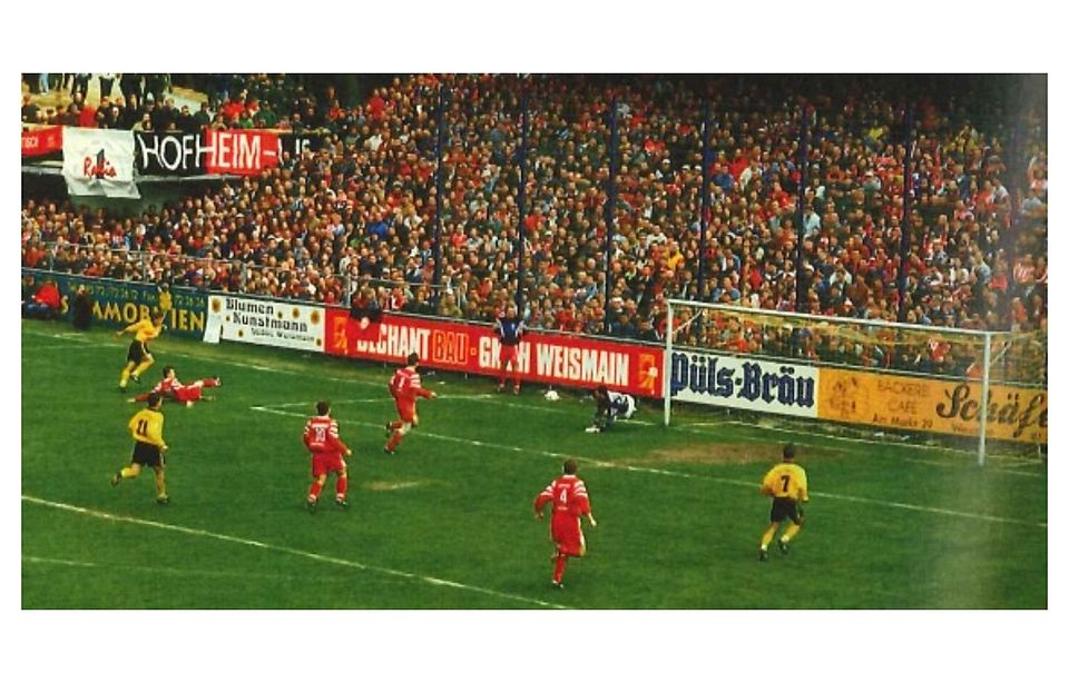 Volle Hütte im Waldstadion: Am 12. April 1997 traf der SC Weismain (rote Trikots) auf den 1. FC Nürnberg.