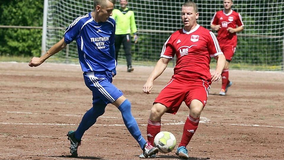 Sebastian Sohr (rechts, hier beim VG-Turnier in Albig gegen Lonsheims Pawel Granat) möchte mit dem SV Bechtolsheim nicht in Abstiegskampf verwickelt werden.
