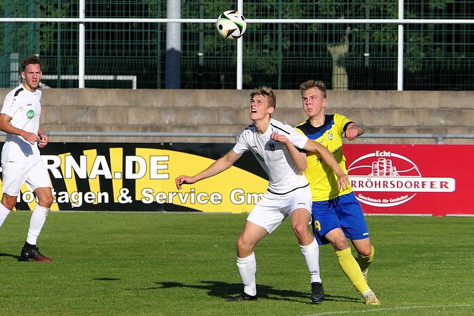Benjamin Beese (weißes Trikot) läuft nach der Winterpause für den FC Tegernheim auf.
