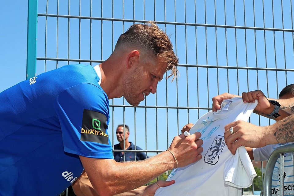 Auch seine Autogramme sind schon heiß begehrt: Der Hohenlindener Bub hatte beim stark besuchten Trainingsauftakt an der Grünwalder Straße viel zu tun.