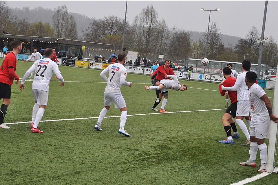 Trotz heftiger Gegenwehr setzt sich Yannick Waser durch und erzielt per Kopfball die WB-Führung.