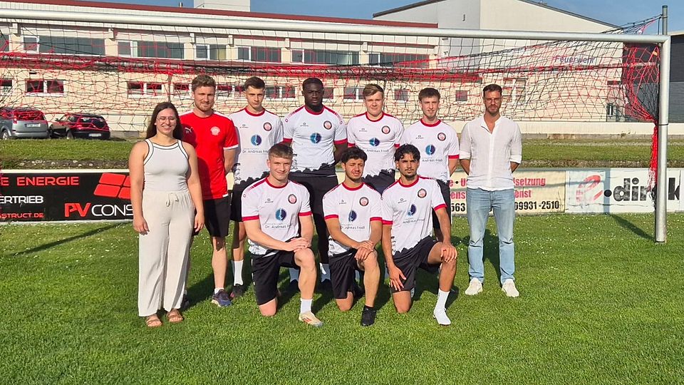 Die Plattlinger Verantwortlichen mit einem Teil ihrer Neuverpflichtungen