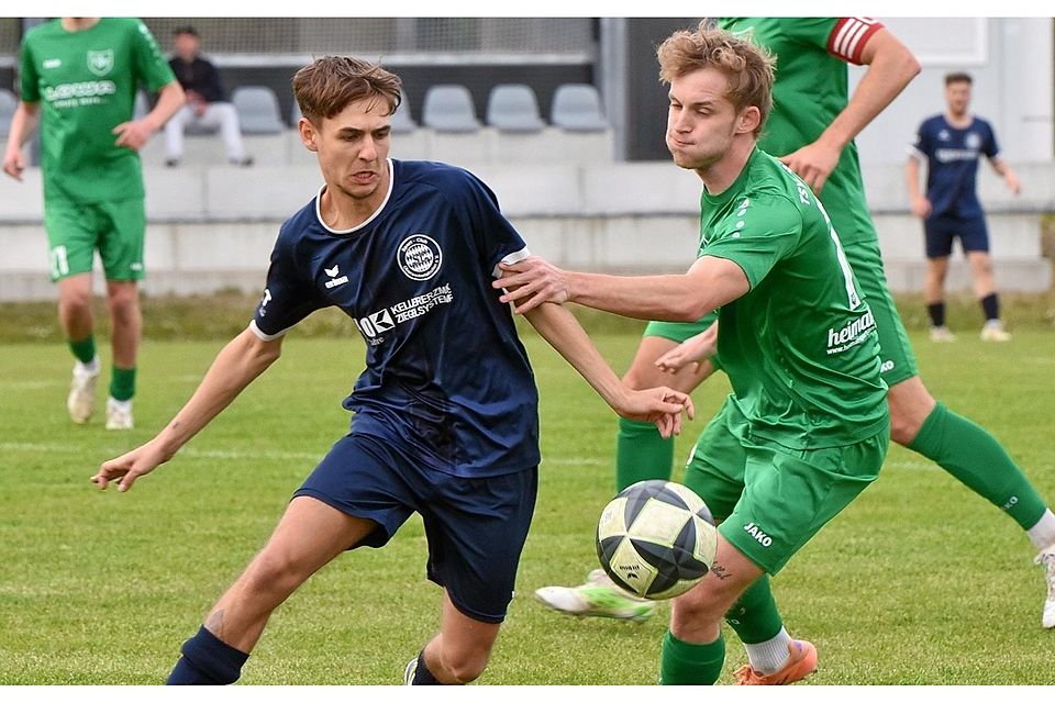 Nico Scheibner vom SC Oberweikertshofen (in Blau) im Spiel gegen den TSV Jetzendorf (in Grün).