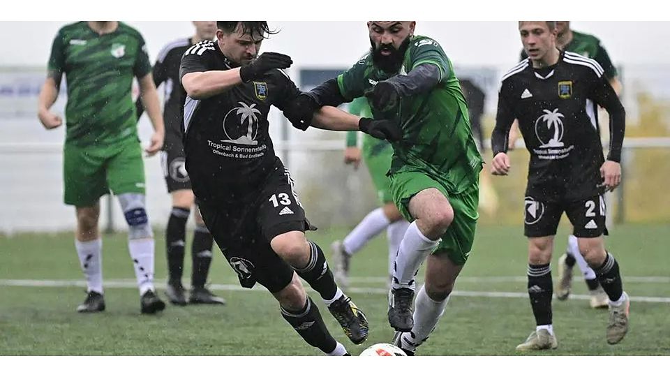 Niederroßbachs Tolga Kunt (r.) und Aartals Benedikt Hofmann liefern sich einen packenden Zweikampf um den Ball. 3:2 siegt der FC gegen die SG. © Henrik Schneider
