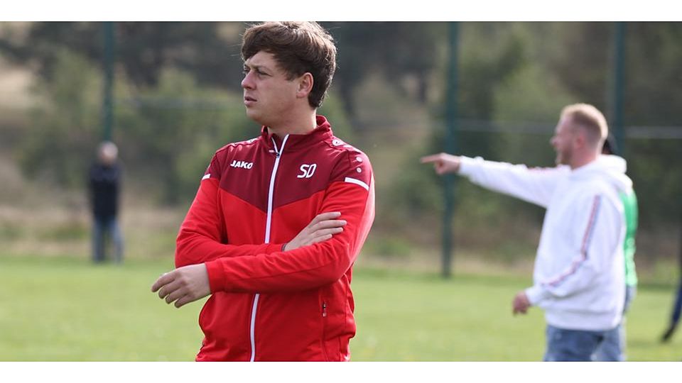  Seit Sebastian Dietrich (vorne) Trainer Silberg/Eisenhausens ist, hat die SG gegen Gladenbach einen Heimsieg gefeiert, auswärts ein Unentscheiden geholt und sich im Pokal im Elfmeterschießen durchgesetzt. Können GSC-Coach Nils Waldschmidt (im Hintergrund) und seine Kicker am Samstag die schwarze Serie brechen? © Jens Schmidt 