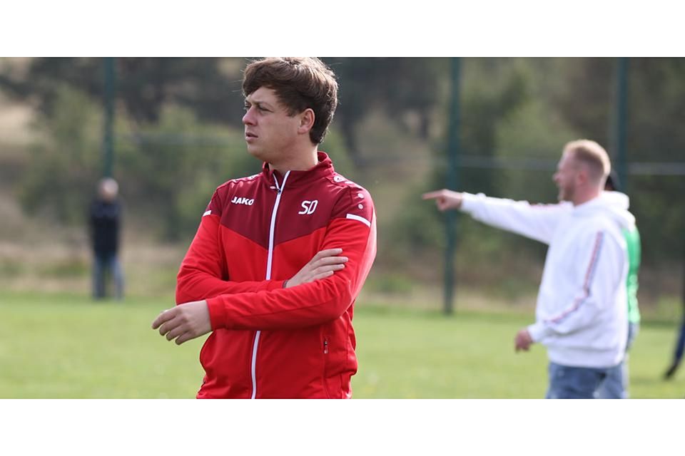  Seit Sebastian Dietrich (vorne) Trainer Silberg/Eisenhausens ist, hat die SG gegen Gladenbach einen Heimsieg gefeiert, auswärts ein Unentscheiden geholt und sich im Pokal im Elfmeterschießen durchgesetzt. Können GSC-Coach Nils Waldschmidt (im Hintergrund) und seine Kicker am Samstag die schwarze Serie brechen? © Jens Schmidt 