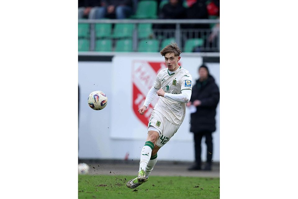 Feiner Techniker - ganz der Papa: Noah Klose (21), Filius von Weltmeister Miroslav Klose, bei seinem Drittligadebüt im 1860-Trikot. Feiner Techniker - ganz der Papa: Noah Klose (21), Filius von Weltmeister Miroslav Klose, bei seinem Drittligadebüt im 1860-Trikot.