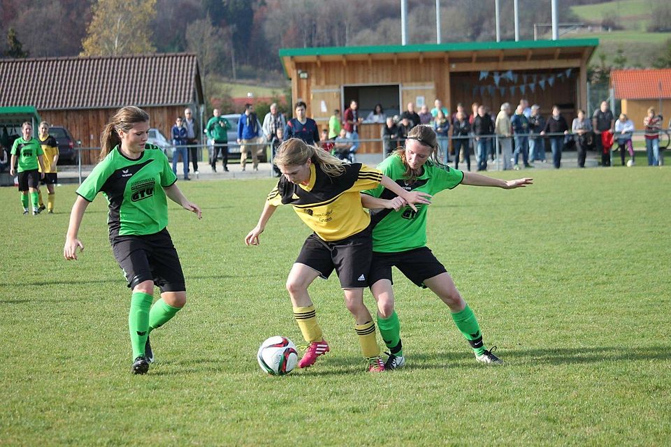 Granheims Fußballerinnen (grünes Trikot) treffen zum Auftakt des Verbandspokalwettbewerbs auf Eutingen. SZ-Archivfoto: no