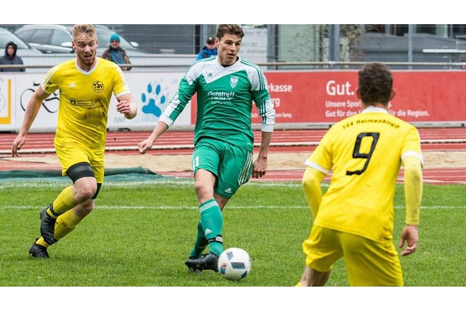 Der FC Isny (Marc Ludwig) und der TSV Heimenkirch (links Marko Wipper) kämpfen in der Bezirksliga im Fernduell um den Aufstieg in die Landesliga. Foto: Florian Wolf
