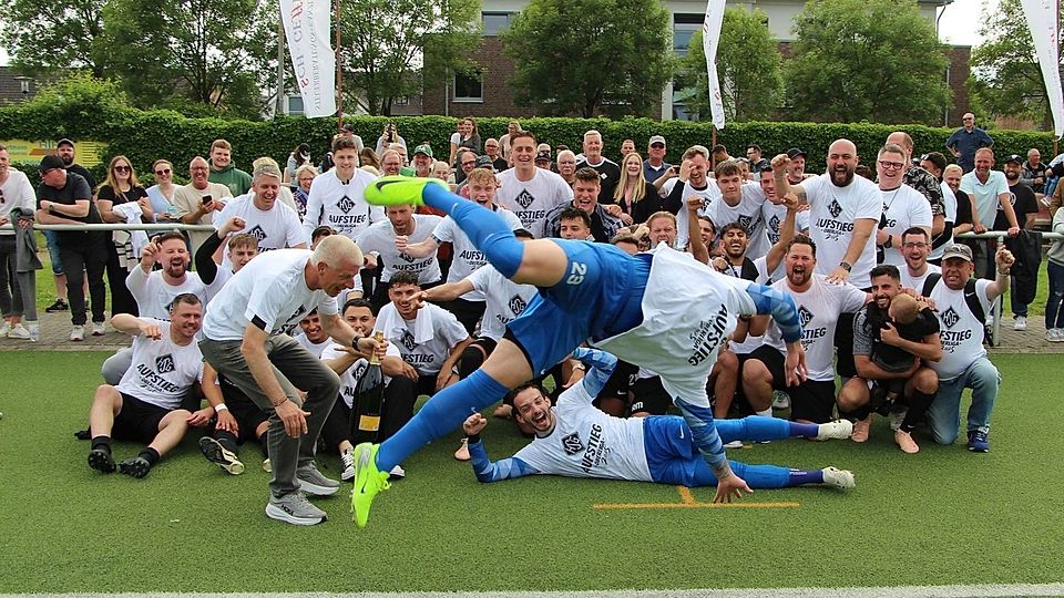 Aufstiegsfofo mit eingesprungenem Kultscher: Die Holzheimer Sg spielt in der kommenden Saison in der Landesliga.