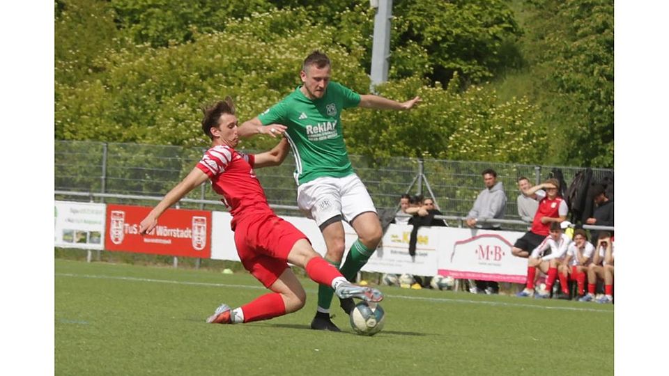Miguel Wotzka (links) vom TuS Wörrstadt geht gegen Niersteins Leon Lurkin in den Zweikampf. 	Foto: Axel Schmitz/pakalski-press