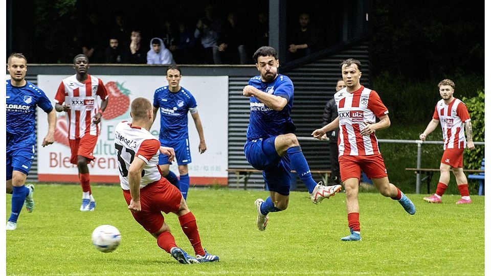 Mit dicken Backen und viel Elan versucht Paul Wolf (blaues Trikot, Schafhausen) vergeblich einen Angriff.