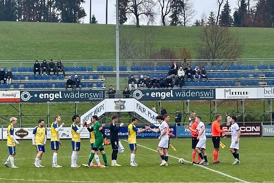 Handshakes vor dem Derby zwischen Wädenswil und Horgen.