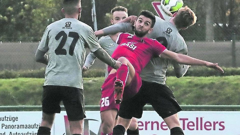 In Bedrängnis: Beecks Fußballer müsen mit drei Punkten aus Merten zurückkommen. Foto: Royal