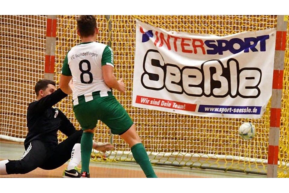 Ehekirchens Keeper Simon Lenk ist geschlagen, der Gundelfinger Fabio Kühn hat im Finale zum vierten Mal eingenetzt und den Gastgebern den Turniersieg beim großen Intersport-Seeßle-Cup gesichert. F.: Walter Brugger Ehekirchens Keeper Simon Lenk ist geschlagen, der Gundelfinger Fabio Kühn hat im Finale zum vierten Mal eingenetzt und den Gastgebern den Turniersieg beim großen Intersport-Seeßle-Cup gesichert. F.: Walter Brugger