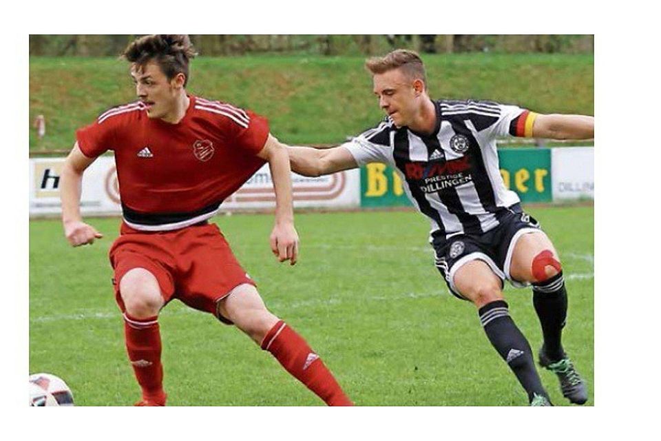 Überraschungssieg! Hasborns Johannes Gemmel (links) nutzt die Gunst des Augenblicks und erwischt VfB-Kapitän Jannick Theobald auf dem falschen Fuß. Foto: Barth