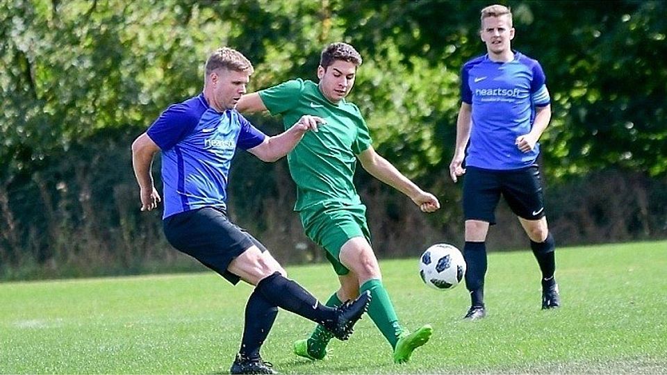 Einen Schritt schneller: Jimmy Umbs (SG Disibodenberg) ist vor seinem Gegenspieler am Ball. (Foto: Bohr)
