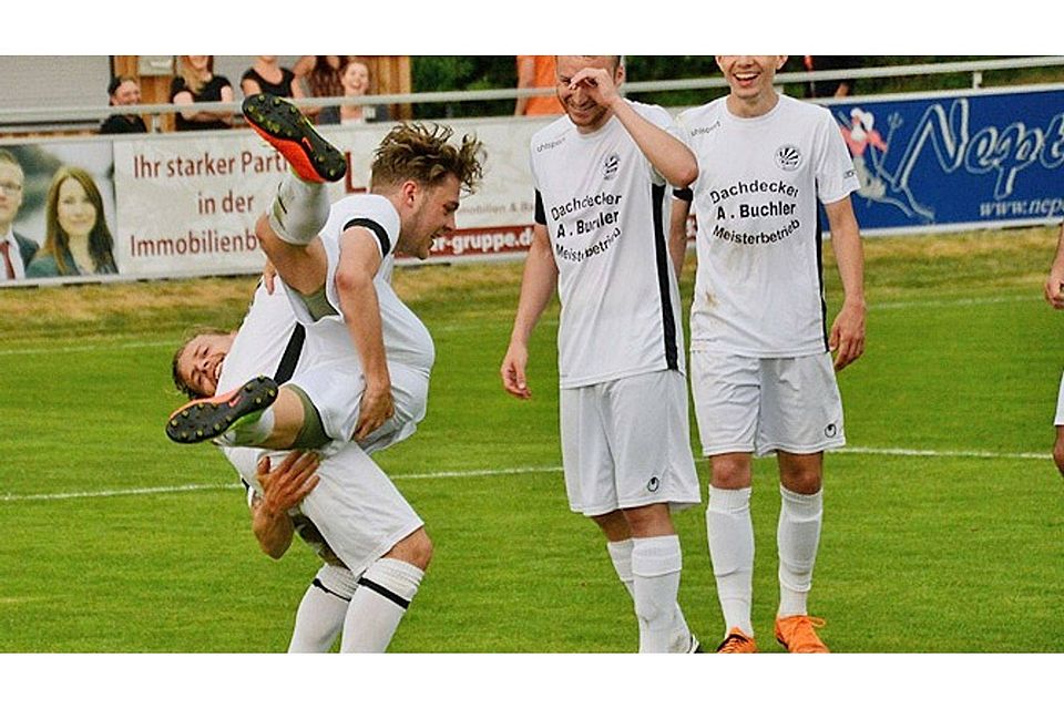 Einen speziellen Jubel haben sich die Fußballer des TSV Schwabmünchen II für Christian Kröner (hängend links), den Torschützen zum 2:0, ausgedacht.  Foto: Reinhold Radloff
