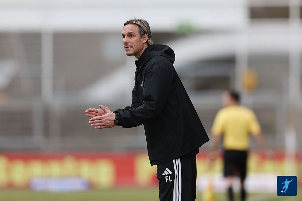 Das hatte er sich bestimmt anders vorgestellt: Viktoria-Coach Felix Luz musste bei seinem Ligadebüt eine 1:2-Heimpleite mit ansehen.