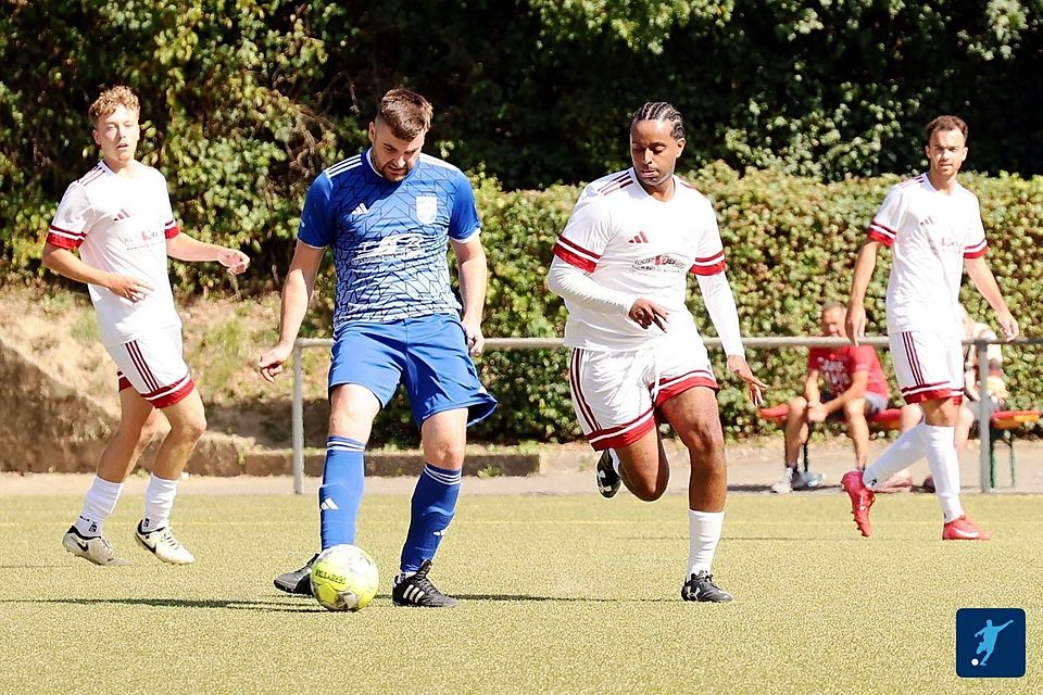 Wird auch in der kommenden Saison beim TuS Medenbach am Ball sein: Manuel Ulm (links) Wird auch in der kommenden Saison beim TuS Medenbach am Ball sein: Manuel Ulm (links)