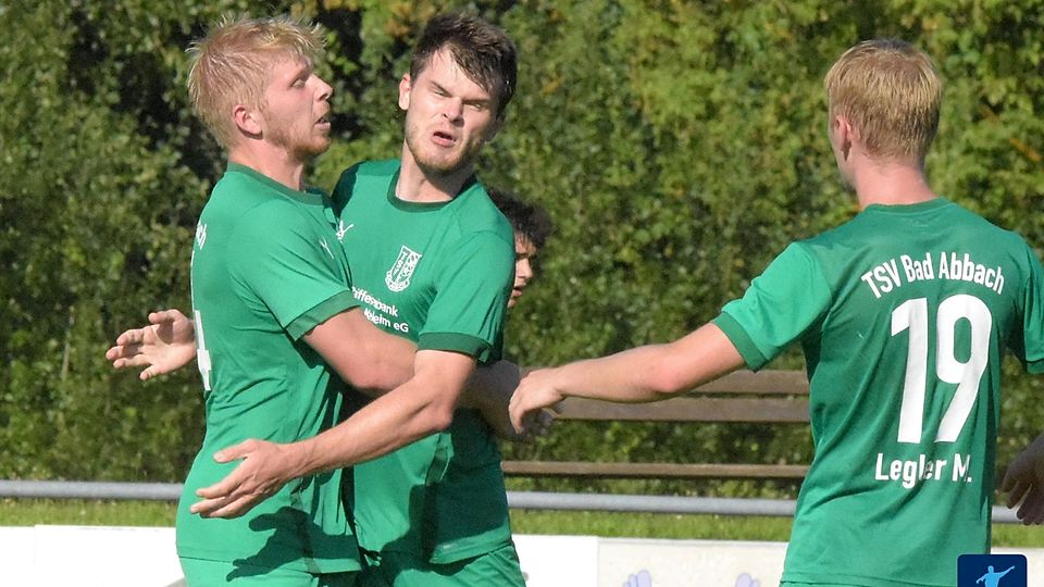 Lukas Zeitler (Mitte) war mit seinem Kopfballtor der Matchwinner für Bad Abbach im Heimspiel gegen Bach.
