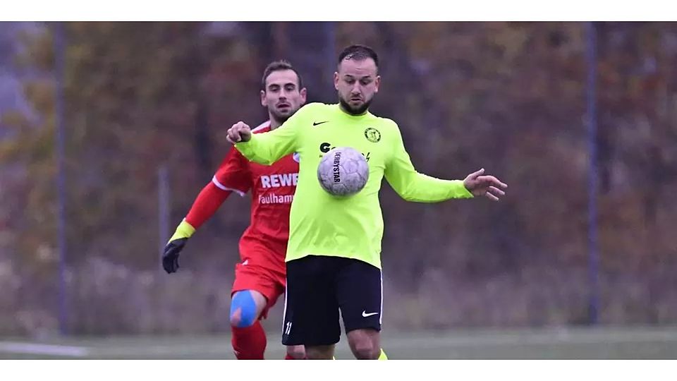 Daniel Ichim (vorn) und der SV Herborn empfangen zum Rückrundenstart die SSG Breitscheid. Tobias Claes (hinten) und die SG Obere Dill reisen zur SG Roth/Simmersbach. © Henrik Schneider
