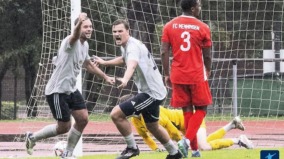 Die Niso-Boys jubeln jetzt auch auswärts. Spielertrainer Felix Thum (links) hatte nach dem Führungstreffer beim FC Memmingen II besonders viel Grund zur Freude.