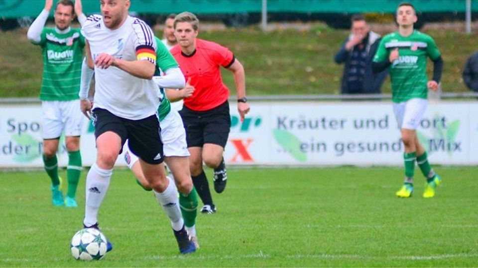 Der Kapitän marschiert voran: Mirza Mekic (am Ball) und der SV Euerbach/Kützberg sind überraschend bis auf Rang drei der Landesliga Nordwest gestürmt. F: Hans Will Media/Burro