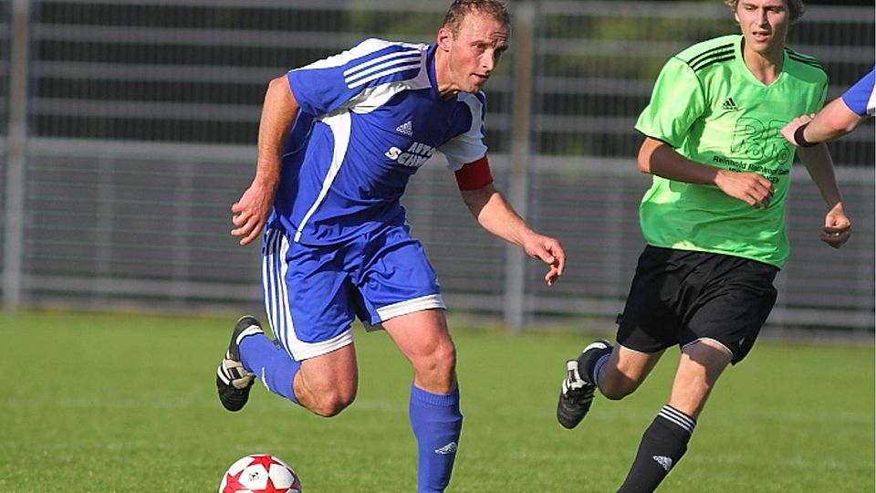 Waldemar Aulinger (am Ball) beendet nach einer schweren Verletzung seine Laufbahn  F: Werner Grübl
