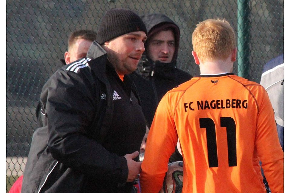 Engagierter Trainer: Tobias Grimm (links) ist seit Juli 2014 Coach des FC Nagelberg. In der neuen Saison wechselt er zum SV Wettelsheim. F: Uwe Mühling Engagierter Trainer: Tobias Grimm (links) ist seit Juli 2014 Coach des FC Nagelberg. In der neuen Saison wechselt er zum SV Wettelsheim. F: Uwe Mühling
