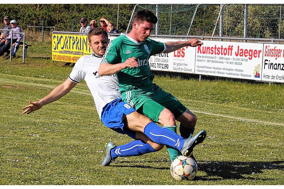 Zielgerichtete Grätsche:  Stockelsdorfs  Julian Wohlfahrt (links) attackiert  Jendrick Nicolay Roepke  vom TSV Dänischburg hart, trifft aber den Ball.tj