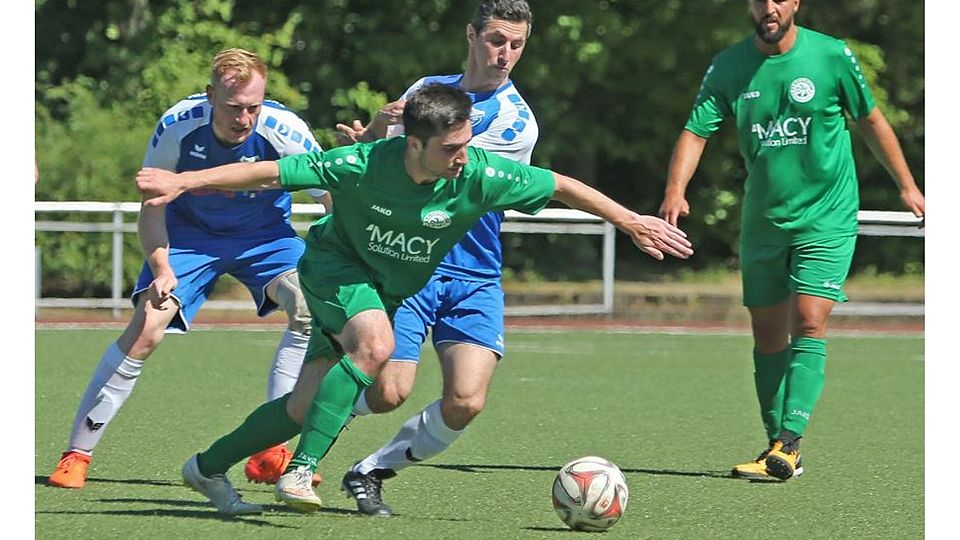 Er wollte eigentlich kürzer treten, übernimmt beim A-Ligisten SKG Bauschheim aber jetzt als Spielertrainer eine „Herzensangelegenheit“: Max Diefenbach (hinten, Mitte). (Archivbild)	Foto: Volker Dziemballa/Vollformat