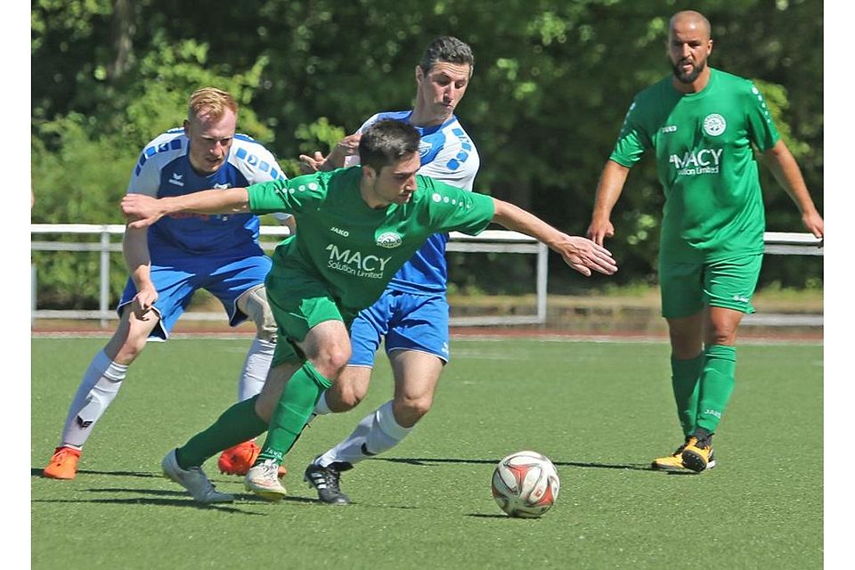 Er wollte eigentlich kürzer treten, übernimmt beim A-Ligisten SKG Bauschheim aber jetzt als Spielertrainer eine „Herzensangelegenheit“: Max Diefenbach (hinten, Mitte). (Archivbild)	Foto: Volker Dziemballa/Vollformat