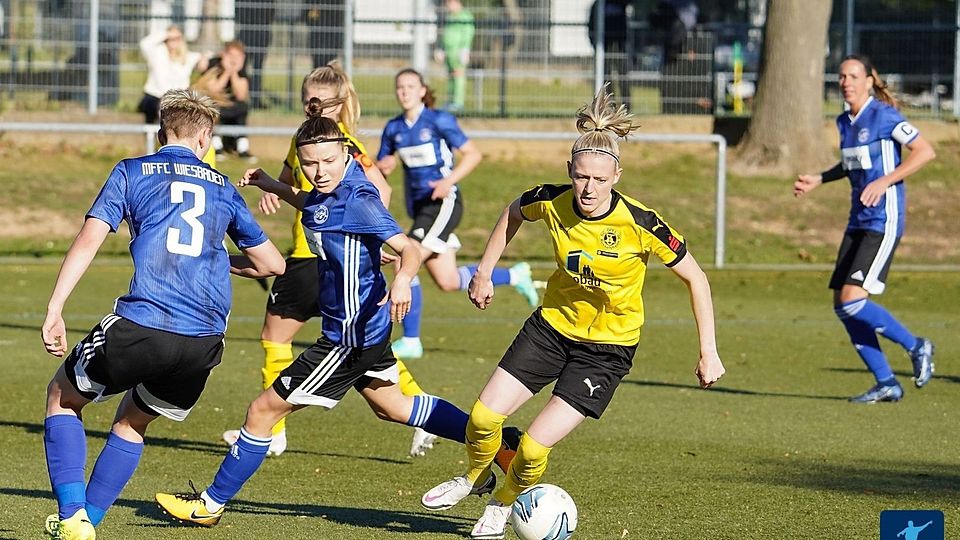 Die Frauen des MFFC Wiesbaden sind mittlerweile hinter Meister Opel Rüsselsheim (gelbe Trikots) auf dem zweiten Platz in der Hessenliga.