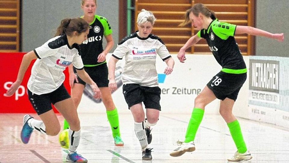 Zwei Derichsweiler Spielerinnen (weißes Trikot) attackieren ihre Gegnerin der Sportfreunde Hörn. Foto: Karl-Heinz Hamacher