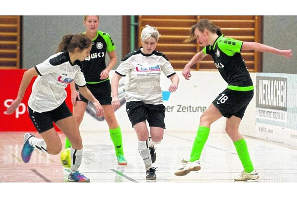 Zwei Derichsweiler Spielerinnen (weißes Trikot) attackieren ihre Gegnerin der Sportfreunde Hörn. Foto: Karl-Heinz Hamacher