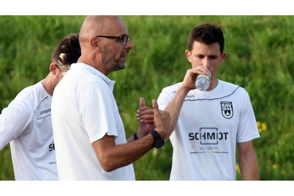 Eine mögliche Abmeldung ist auch intern ein heißes Diskussionsthema: Trainer Harald Plail (links) mit Spielern der zweiten Ulmer Mannschaft. Foto: Walter Brugger