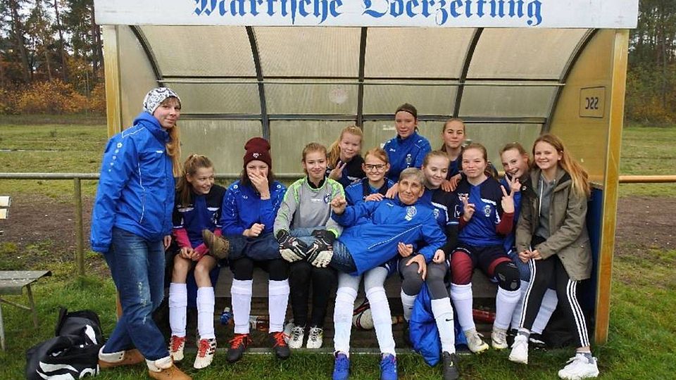 Gut gelaunt nach erfolgreicher Hinrunde heben die C-Juniorinnen des Storkower SC ihre Trainerin Ilona Hummel hoch.