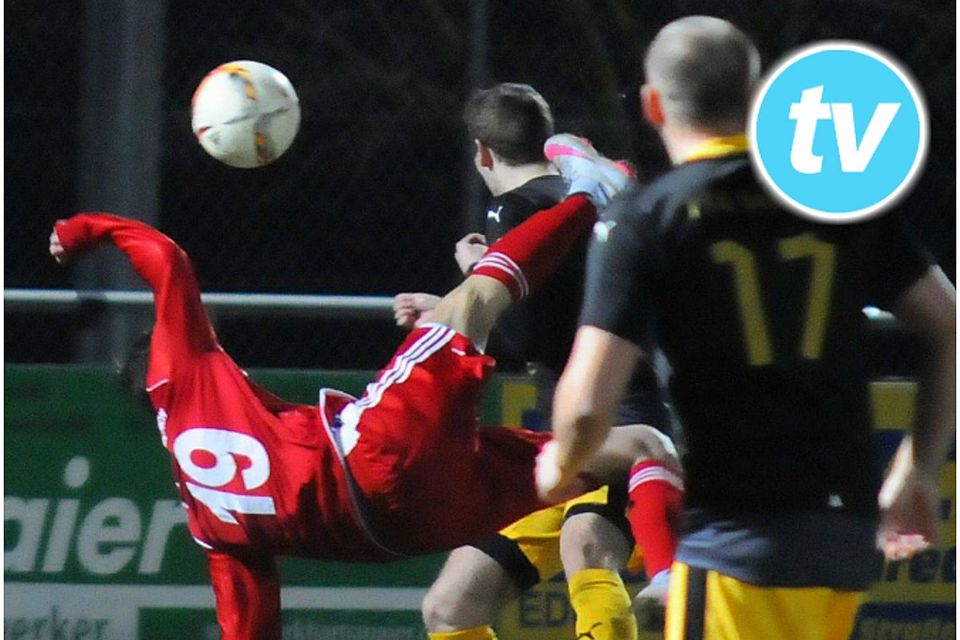 Der SC 04 Schwabach (rote Trikots) begann stark, musste aber nach einem Platzverweis lange um den Dreier zittern. F: Gerner