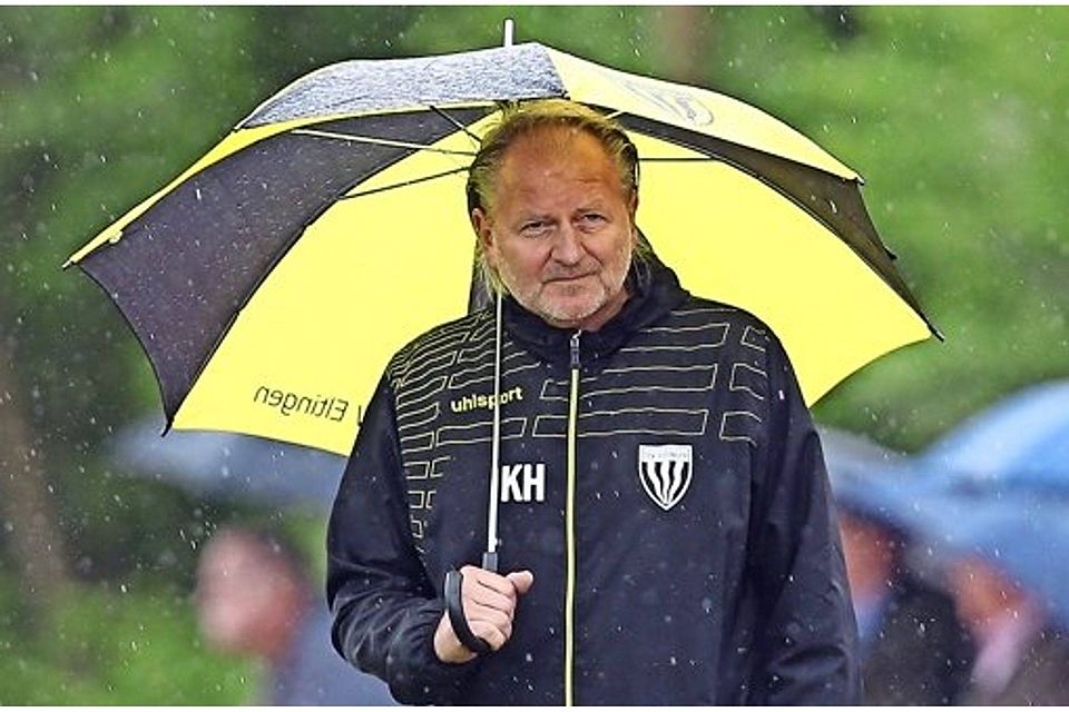 Der TSV Eltingen lässt Karl-Heinz Fuhrmann im Regen stehen - er hätte die Mannschaft gerne weiter trainiert. Foto: Baumann