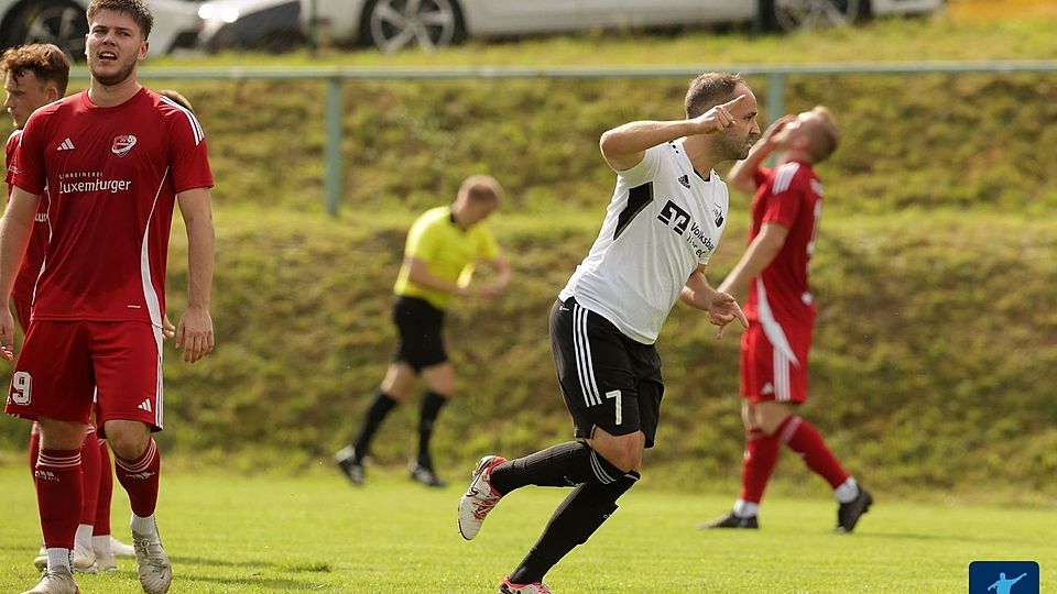 Das war der erste Streich des Altmeisters: Gerade hat Patrick Dres (rechts) von der SG Hochwald zum 2:3 getroffen. Später sollte ihm auch noch das Tor zum 3:3-Endstand gelingen. 