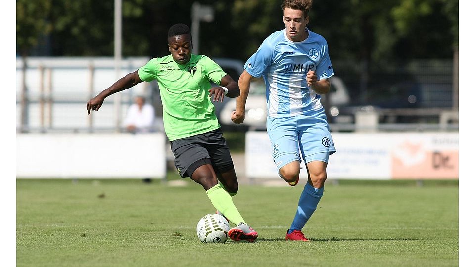 Janis Lamatsch (rechts), hier im Duell mit Freibergs Shaibou Oubeyapwa, traf gegen Bissingen doppelt und sicherte so der Zweiten Mannschaft der Stuttgarter Kickers ihren ersten Heimsieg. Foto: Pressefoto Baumann