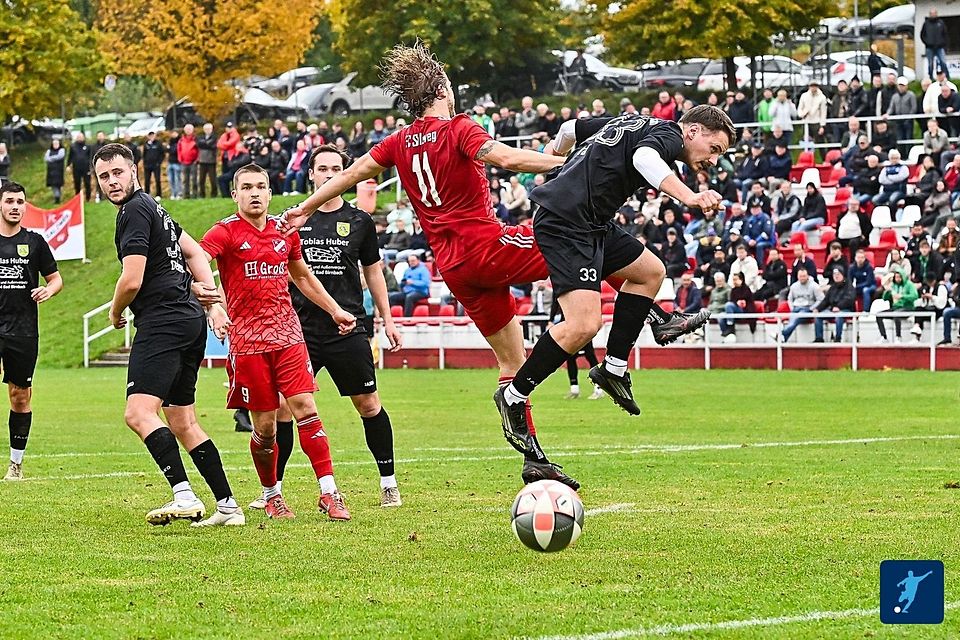 Im Vorrundenmatch trennten sich der TSV Karpfham (in schwarz) und der FC Salzweg 1:1-Remis 