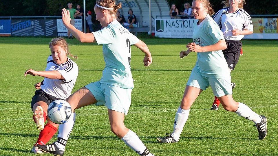 Doppelte Derby-Torschützin: Lisa Schmölzl (in Weiß) traf zwei Mal gegen den SV Adelshofen.