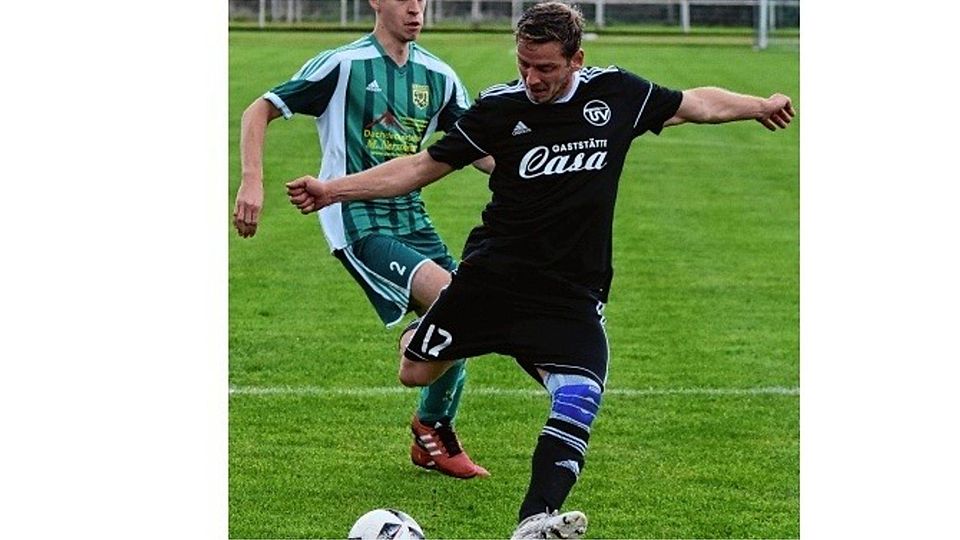 Matthias Drewes ist seinem Neubukower Gegenspieler entwischt und trifft für den TSV Bützow II zum zwischenzeitlichen 1:0.Robert Grabowski