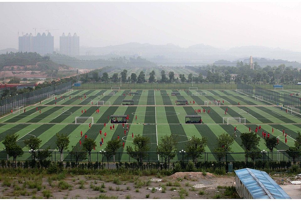 Ein Fußballplatz neben dem anderen: Der FC Evergrande verfügt über die größte Fußball-Akademie der Welt. Foto: Imago