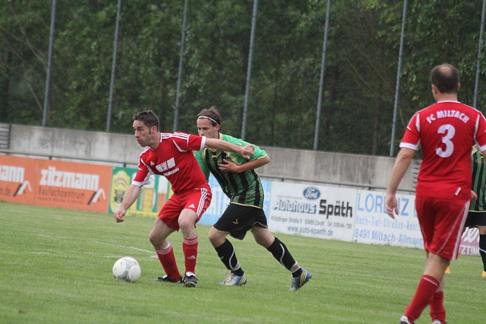 Die drei Punkte behaupten will die zuletzt siegreiche zweite Mannschaft des FC Miltach (rote Trikots) auch im bevorstehenden Auswärtsspiel beim SV Stachesried II.