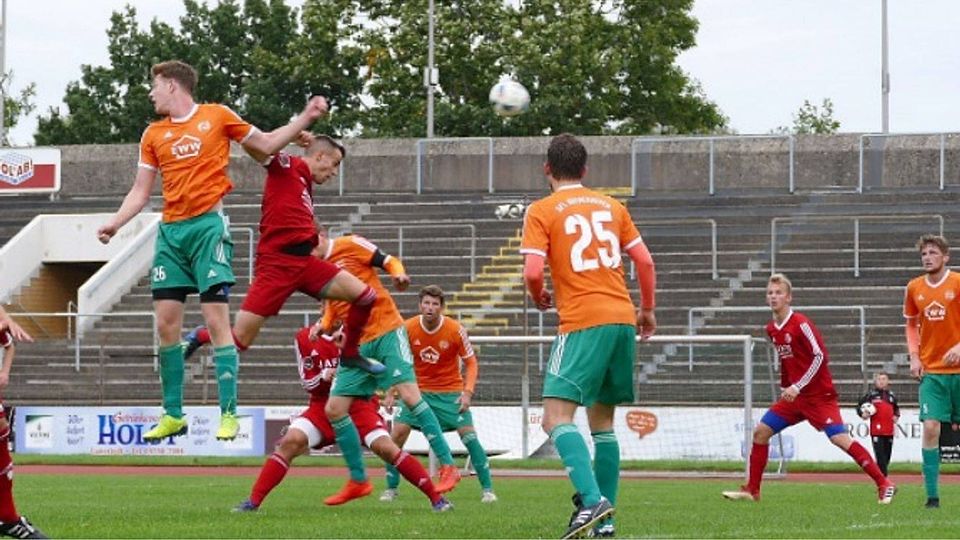 Aufsteiger SFL Bremerhaven in den orangen Trikots behielt im Nordsee-Stadion die Lufthoheit und besiegte den OSC vor 150 Zuschauern mit 3:1. Foto: Volker Schmidt