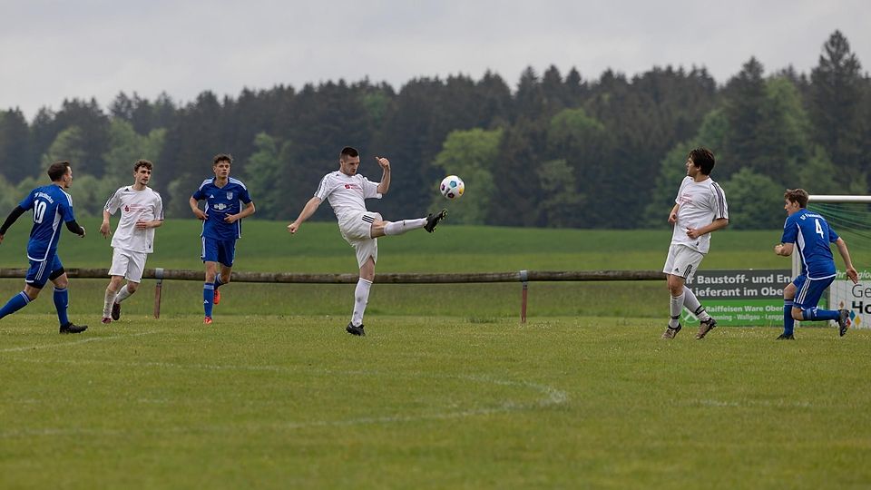 Hinten geklärt: Hartpennings Christopher König befördert den Ball aus der Gefahrenzone.